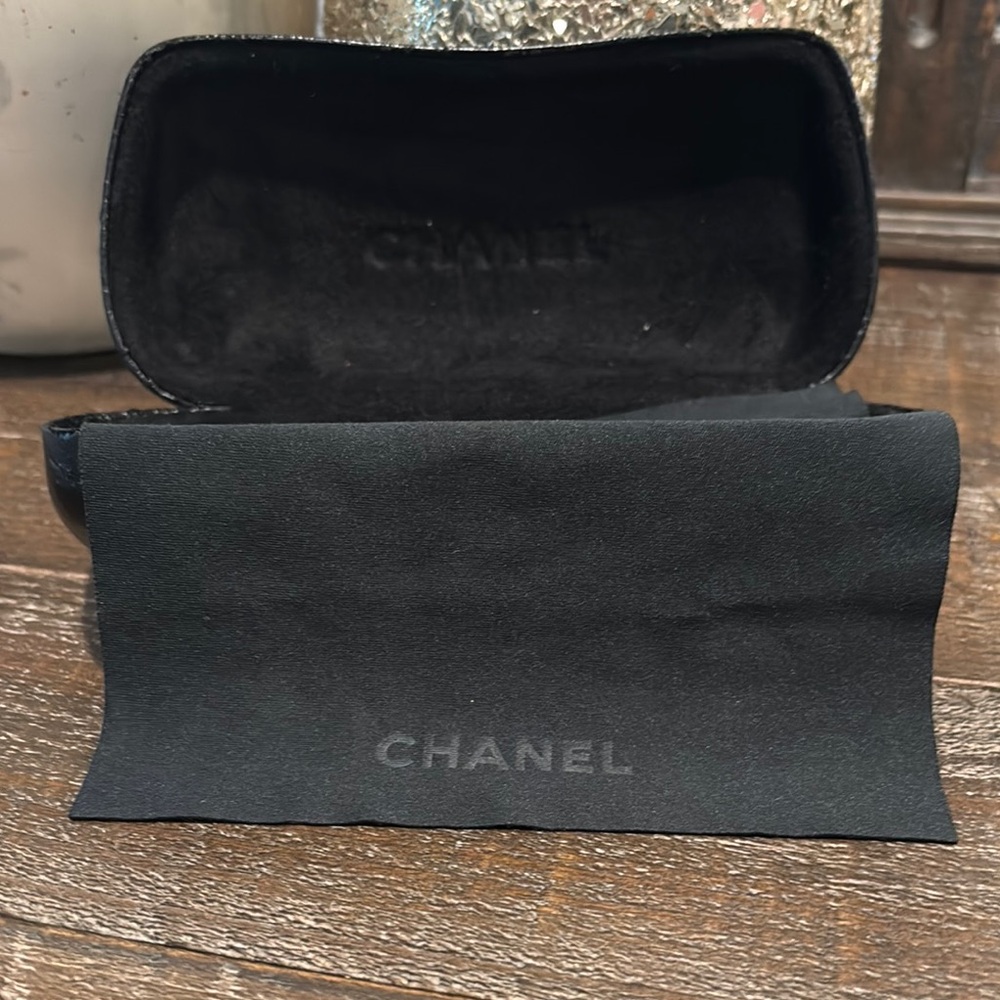 CHANEL Black Quilted Leather sunglasses case - Picture 3 of 6